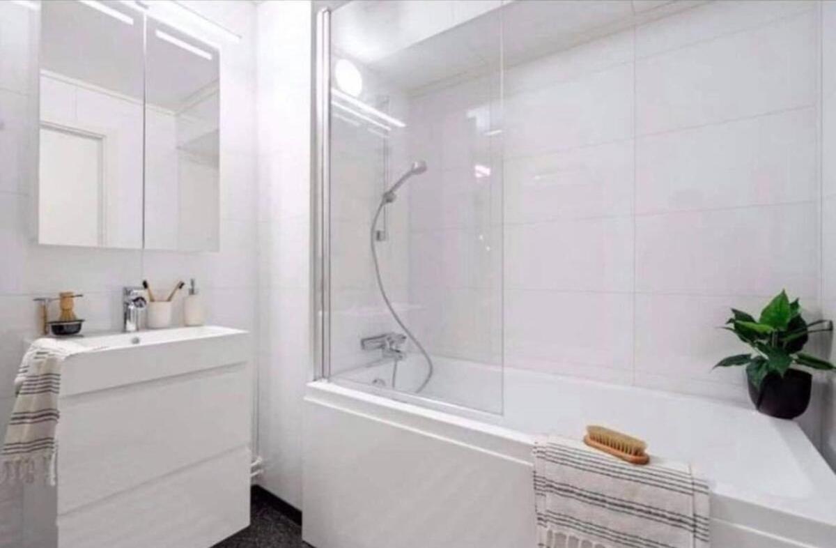 Miracle Tromso, Cozy Double Bed Private Room In A Shared Apartment With Stunning Tromso Views Tromsø Exterior foto